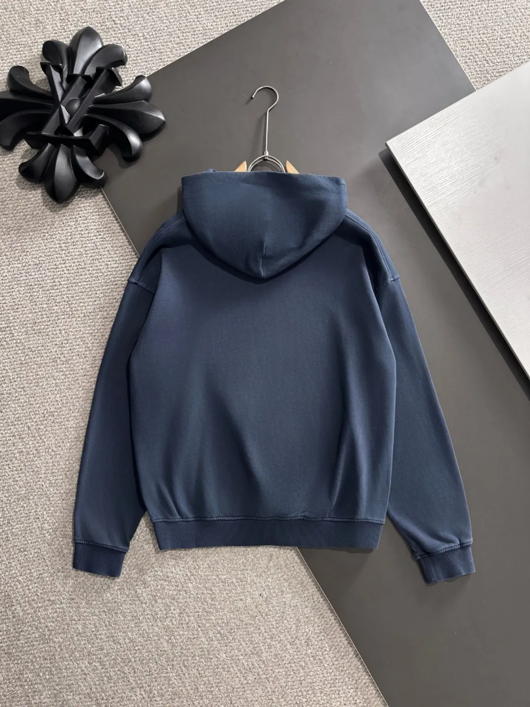 Next day shipping P720 Stone lsland/stone island high quality 2025 autumn and winter new casual heavy industry suit exclusively developed by yb! High quality production! The top version of the trading company channel order, external orders for imported custom fabrics, high breathability and comfort, impeccable details, absolutely worth buying! This type of suit is also a must-have for lazy people. You don’t have to think about how to match it, you can just get it in one set! Brand element design concept, delicate and soft feel! It presents a casual cut and the upper body shape is great! On sale simultaneously on the official website! From a high-end men's positioning brand, the low-key luxury taste is irresistible! Exquisite workmanship and impeccable quality! The overall style is simple, fashionable and timeless, fully meeting the requirements of stylish and tasteful dressing! Sizes: S to XL (or state your height and weight when placing an order)
